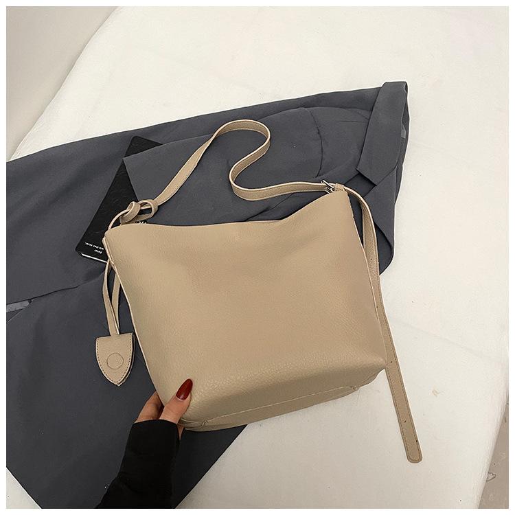 

Fashion portable bucket bag women s 2025 spring new simple casual shoulder bag Korean version niche trendy messenger bag абрикосовий