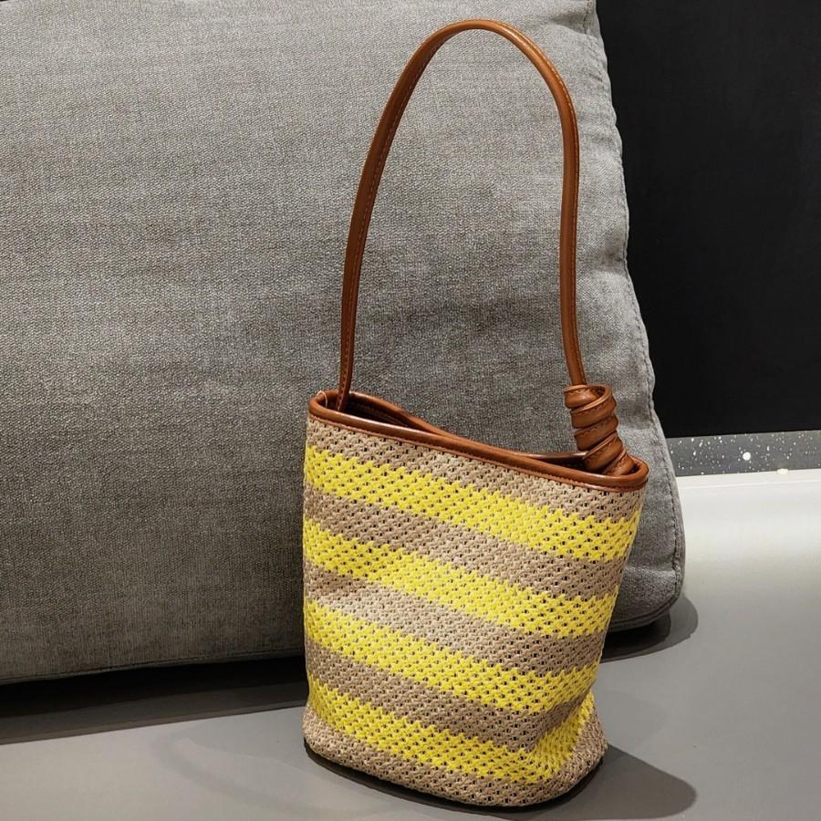 2025 Neue regenbogenfarbene gestreifte gewebte Brotdosentasche Raffia Achseltasche modische Schulter-Umhängetasche Echtleder Damen Tasche