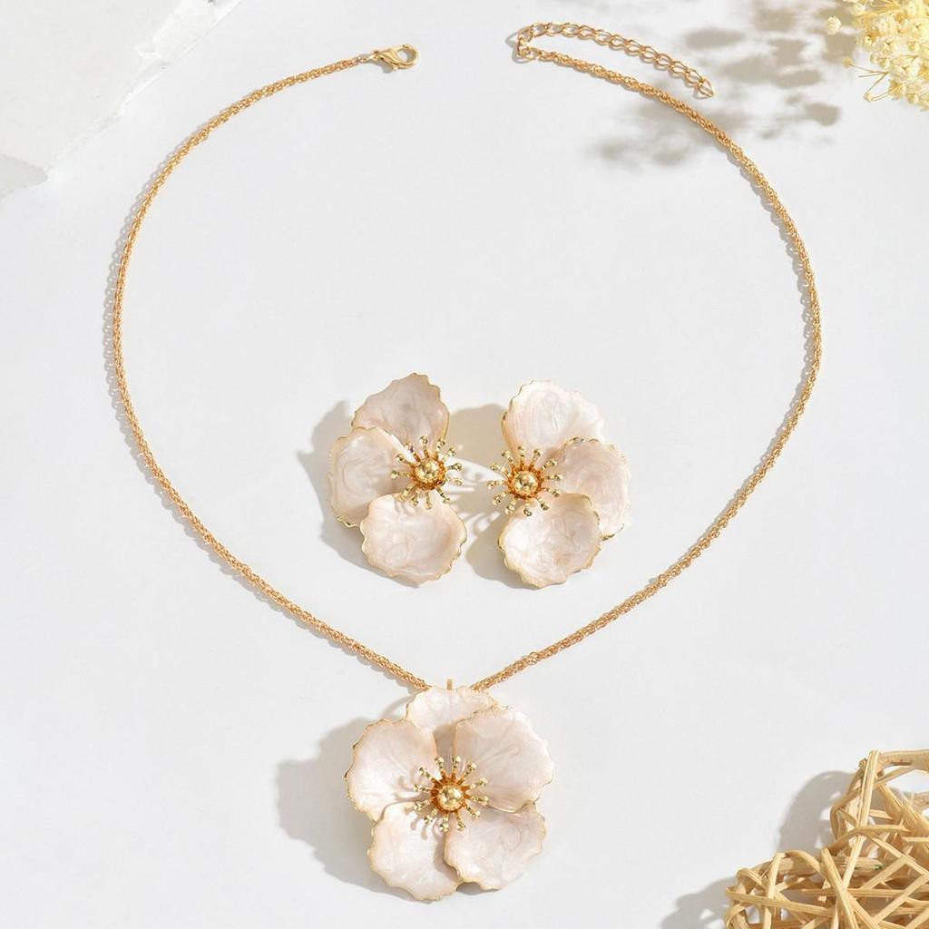 European-American Starfish Necklace & Earring Set: High-End Clavicle Chain, Light Luxury Vacation Style for Women.