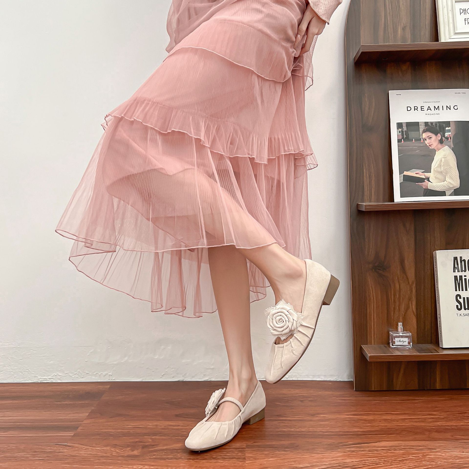 

Yuanlitong autumn new camellia temperament single shoes women s retro style wrinkle sense word with soft sole flat shoes 35