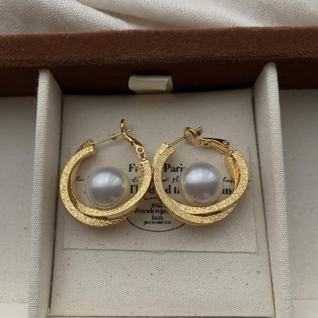 Double-layer Gold Ring-wrapped Pearl Earrings, Ear Buckles, Retro Light Luxury Fashion Niche High-end Daily Versatile Earrings.