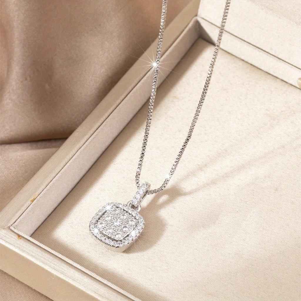 1 Women's Fashionable Necklace, Stylish and Elegant, Light Luxury Style, High-end Niche Collarbone Chain
