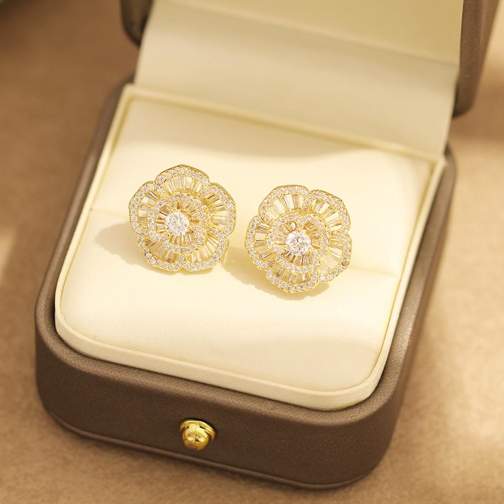 New delicate diamond-encrusted trapezoidal zircon rose earrings gold-plated two-tone earless ear clip floral earrings for women