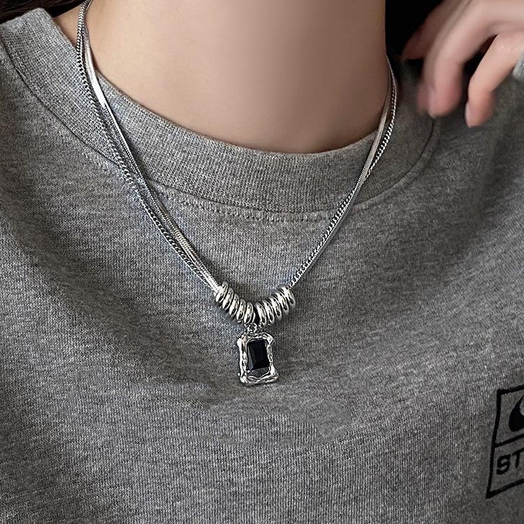 Elegant Double Layer Clavicle Chain: High-End Light Luxury Sweater Necklace