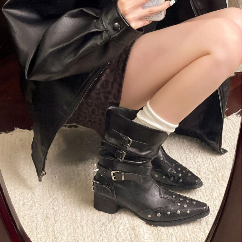 Black pleated western cowboy short boots women's 2025 new spring and autumn single boots V-mouth rivets pointed thick heel Martin boots