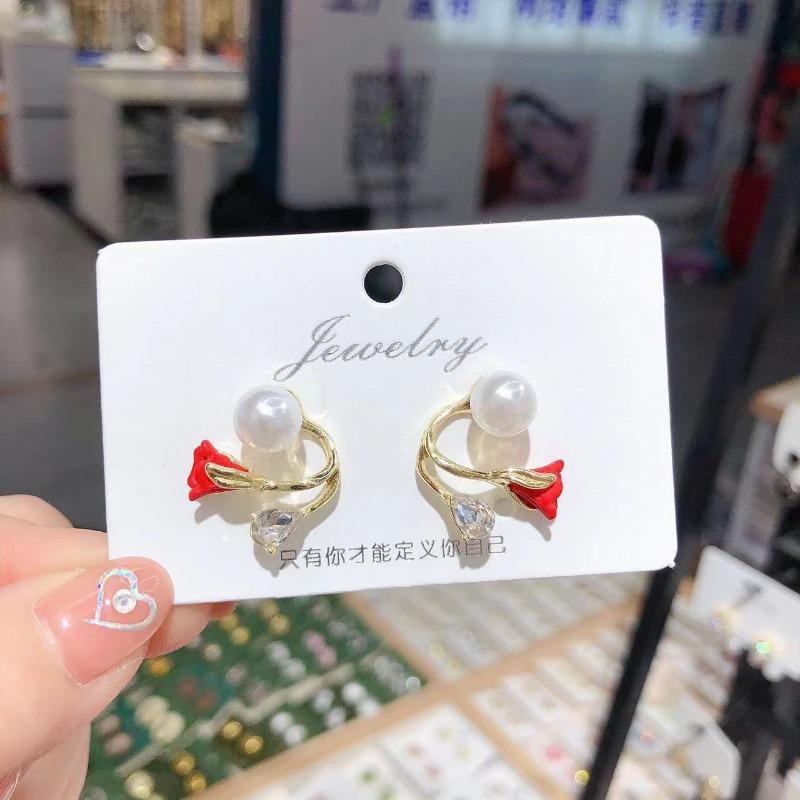 Koreanische Blumen-Steckohrringe für Damen Exquisite Vielseitige Imitationsperlen-Fischschwanz-Ohrringe Hochzeitsparty-Schmuck