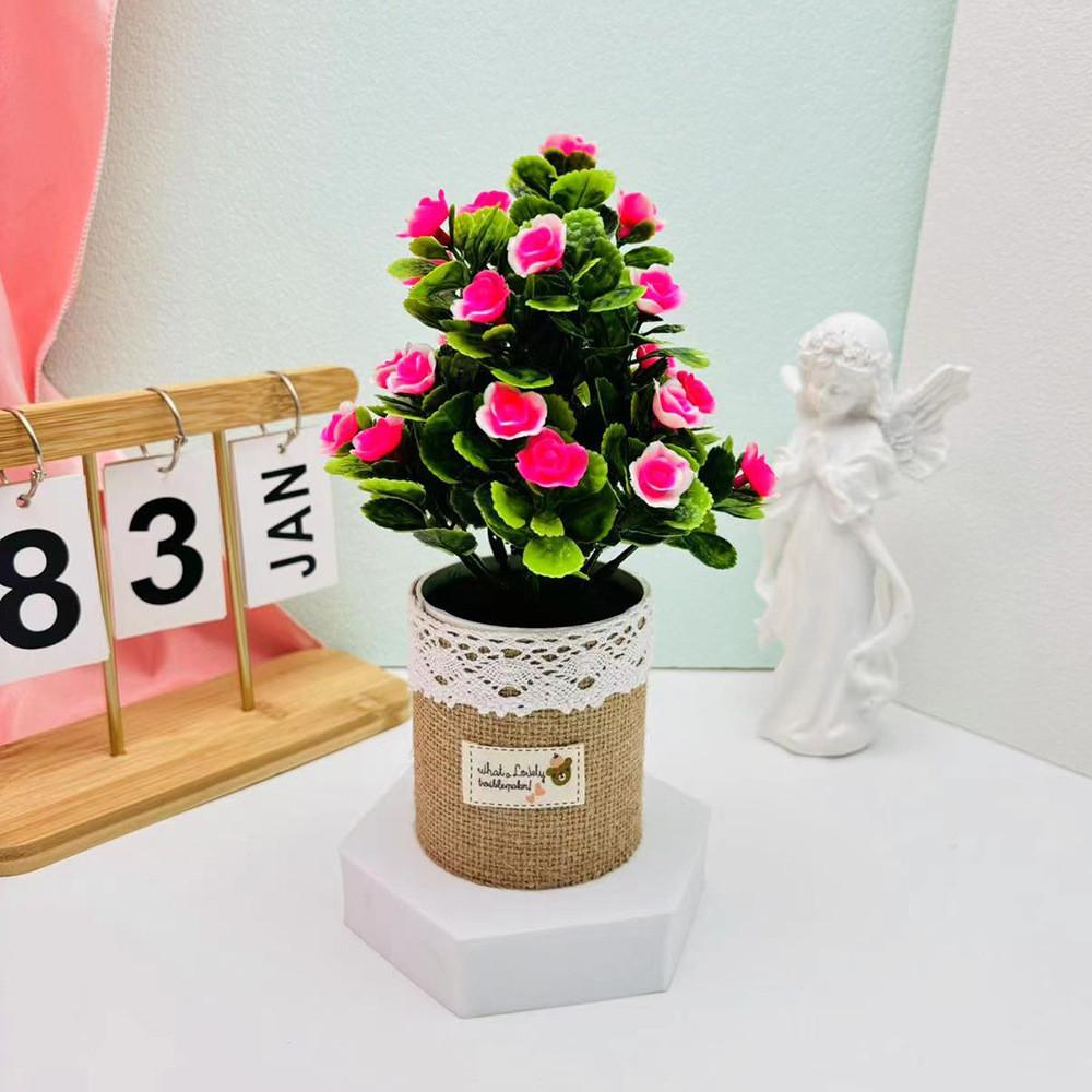 Umělý ibišek měnivý v květináči s hedvábnou látkou pro domácí dekoraci, na terasu