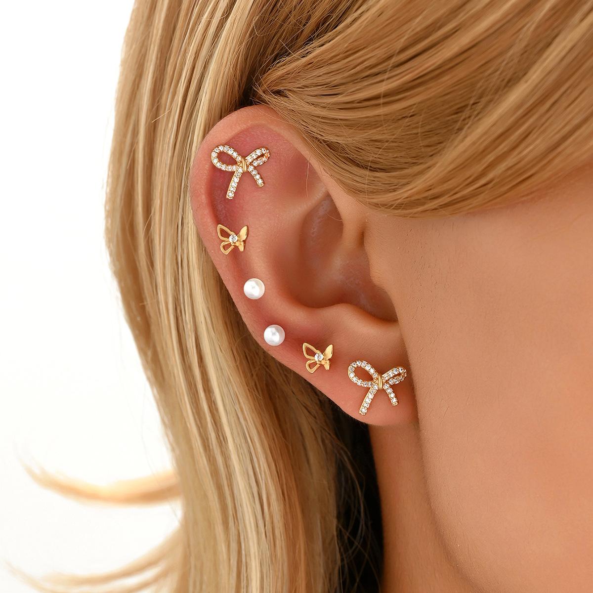 

Небольшой комплект женских серег, фирменный бант, инкрустированный цирконами.