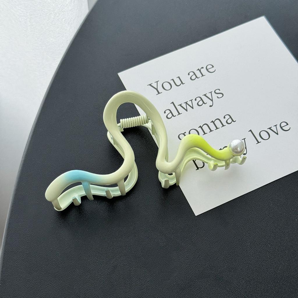 

Trendy Gradient Butterfly Hair Claw Clip For Effortless Elegance And Chic Hairstyles In 2024 Beige Ribbon