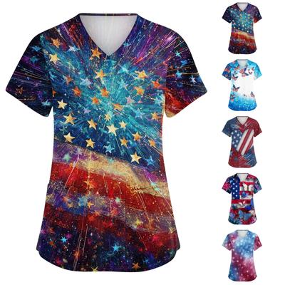 Modieus en casual damesoverhemd met V-hals, korte mouwen, dubbele zijsplitten en zakken, met print van de Amerikaanse vlag en sterren ter ere van Onafhankelijkheidsdag.