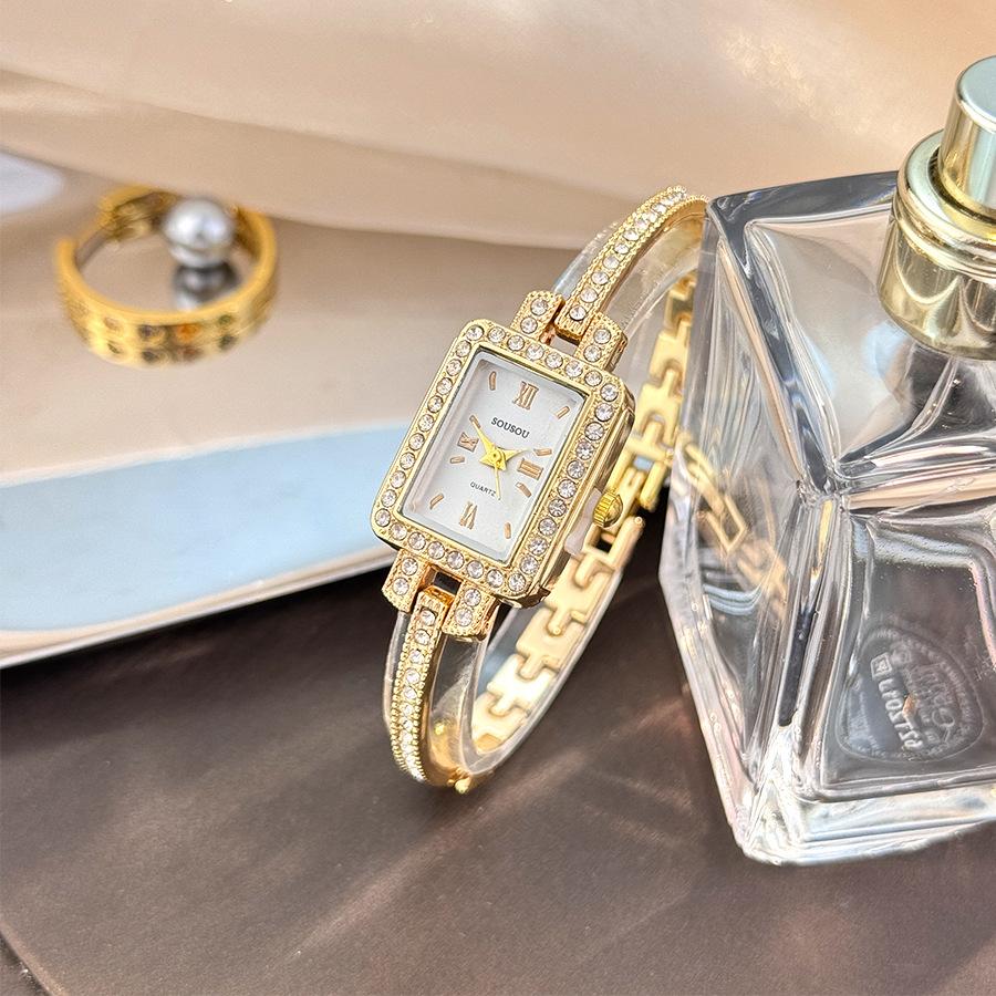 Изысканные женские часы Простые квадратные Полностью бриллиантовые Цифровые кварцевые часы Золотой браслет из нержавеющей стали Женские нарядные часы Подарки