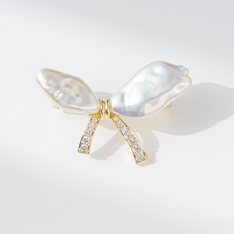 Bo Xin Yun Irregular Copper Zirconium Bow Brooch: Elegant Shell Bead Design, Anti-exposure Pin, Ideal Gift