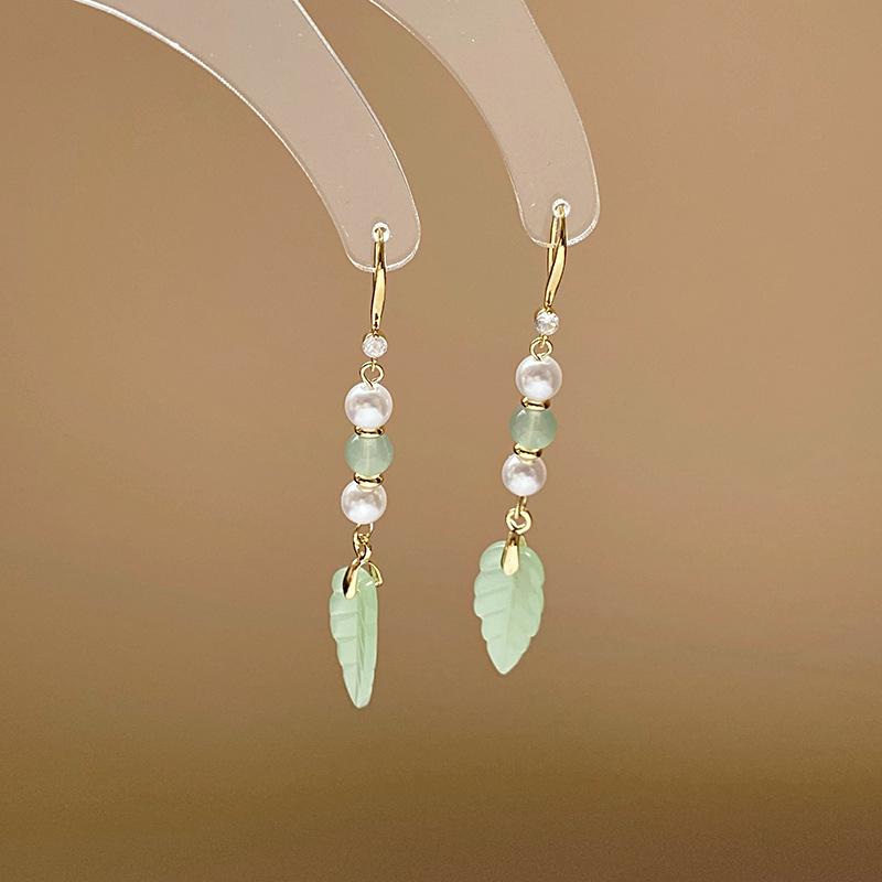 Vintage Quastenohrringe aus Silbernadel: Elegantes Wassertropfendesign mit einem Retro-literarischen Touch