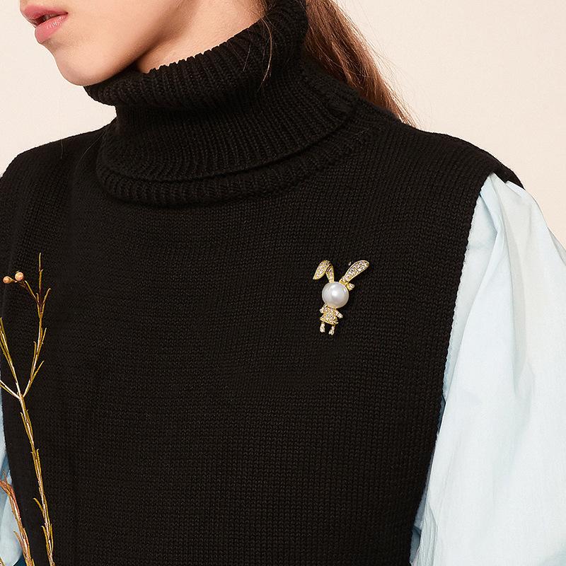 Chic Rabbit Brooch: Trendy Anti-Exposure Pin for Sweaters & Cardigans