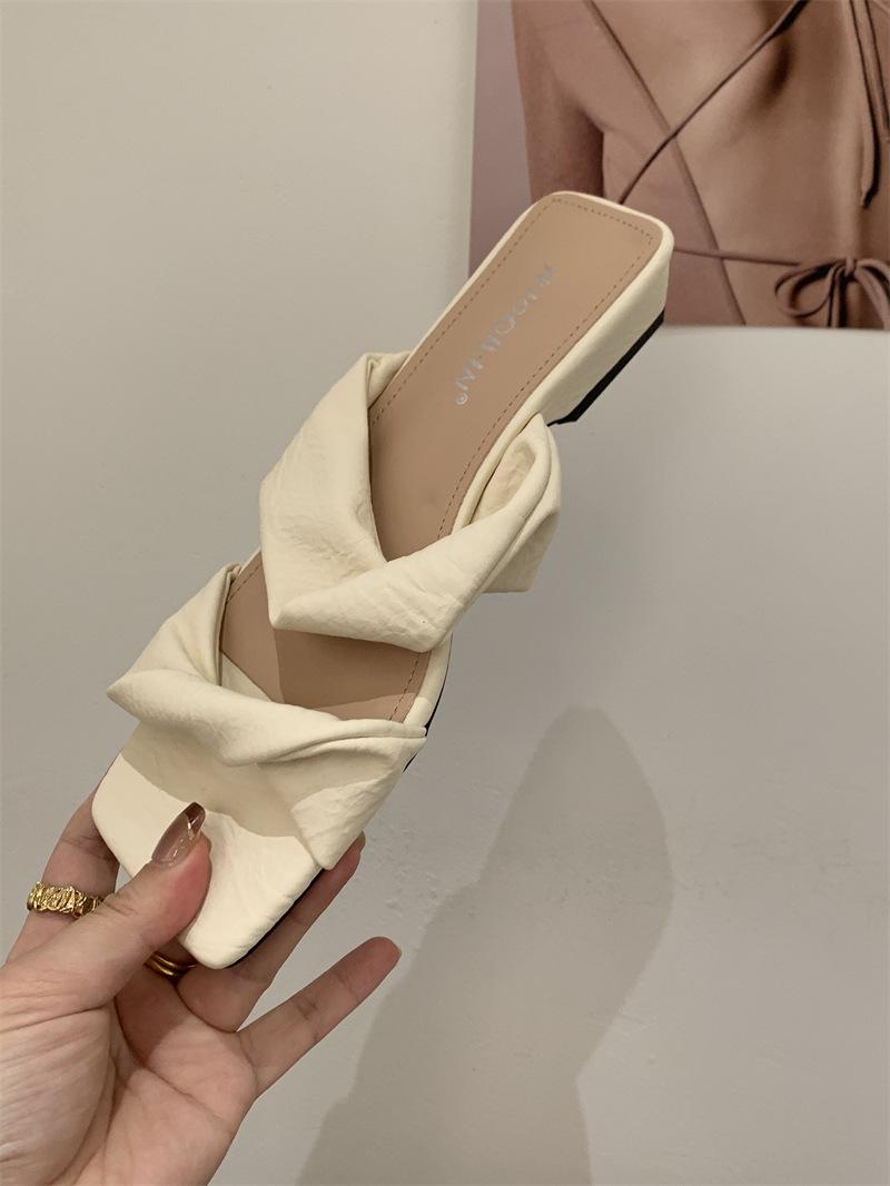 

Лето 2025 Женские сандалии с квадратным носком на плоской резиновой подошве, простой дизайн, пляжные шлепанцы для взрослых дам, однотонные туфли-слипоны 35 бежевый