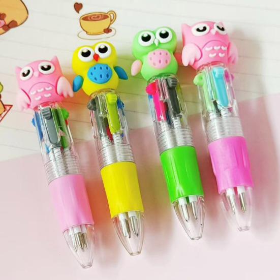 2 Stück Kugelschreiber Tragbar 4 Farben in Einem Stift Glattes Schreiben mit Niedlicher Cartoon-Puppe Oben Mehrfarbiger Stift für Persönlichen Gebrauch