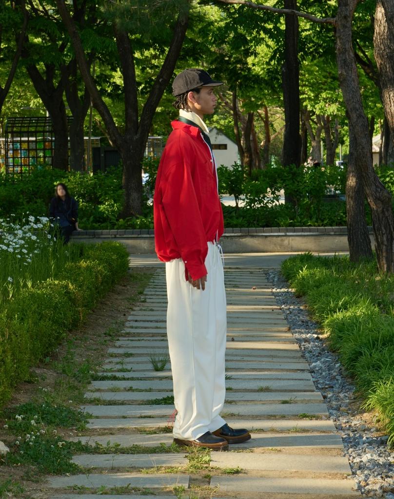 ORDINARY PEOPLE Re: Contrast Velvet-Collar Shirt [Red]
