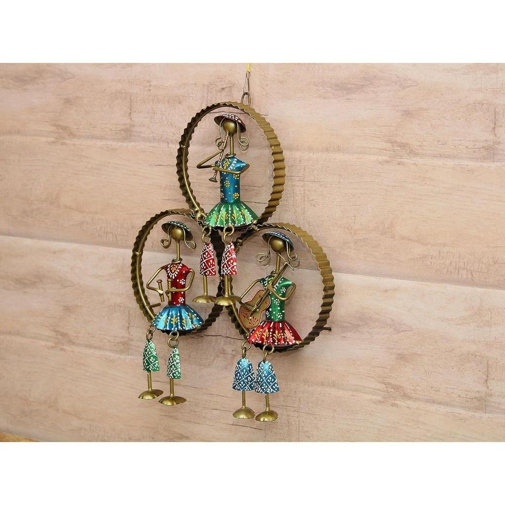 Żelazna lalka Muzyków Plemiennych siedząca na trzech okrągłych ramach do dekoracji ściany Dekoracyjny przedmiot na prezent, Wielokolorowy (13 Długość * 16 cali Wysokość) - Zestaw 1