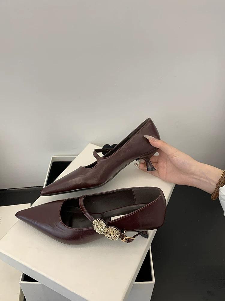 

Сяосянфэн Мэри Джейн Туфли-лодочки Женские 2025 Осень Новые Остроносые Вечерний Ветер Плоская Подошва Ремешок на Подъеме Маленькие Кожаные Туфли 40 красный