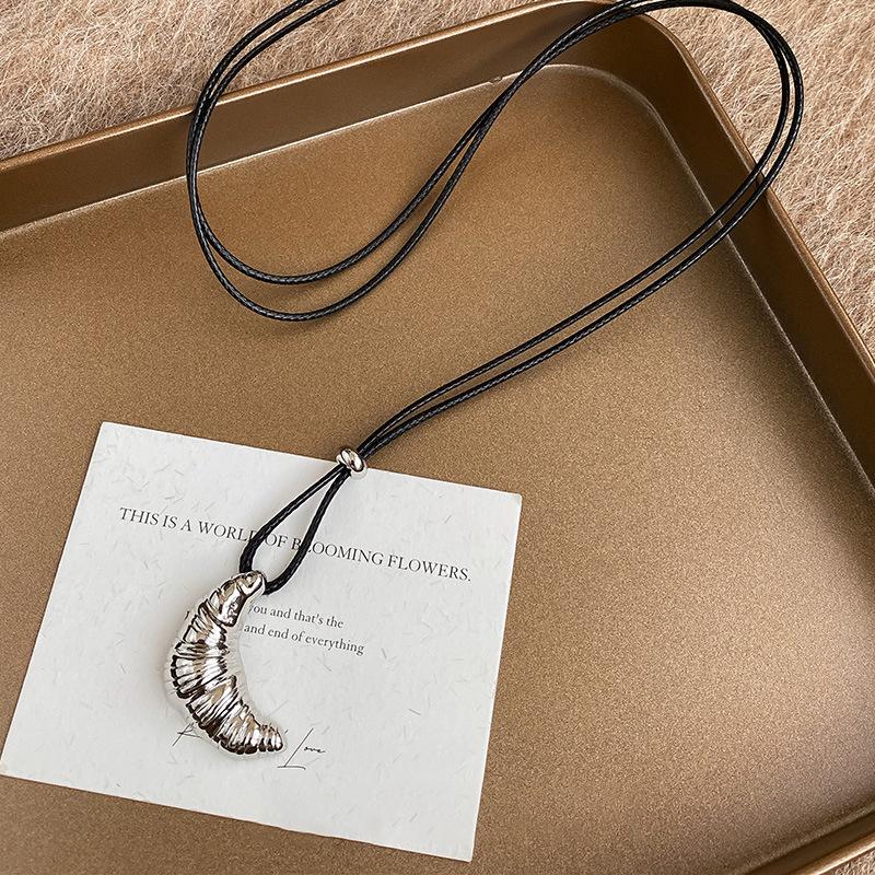 Korean Minimalist Black Leather Croissant Chain Necklace for Women – Luxury Autumn/Winter Design