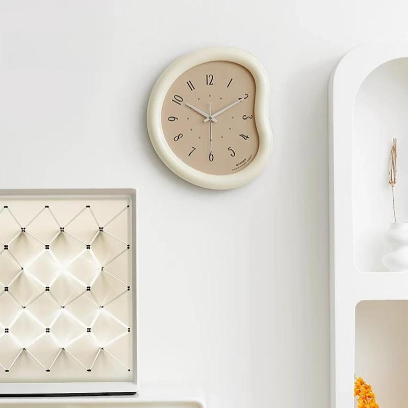European Aesthetic Clock Wall Modern Art Creative Design Living Room Interior Wall Watch Simple Light Luxury