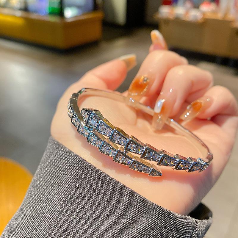 Brățară de damă placată cu aur în stil european și american, cu zirconiu, formă de T, 2024