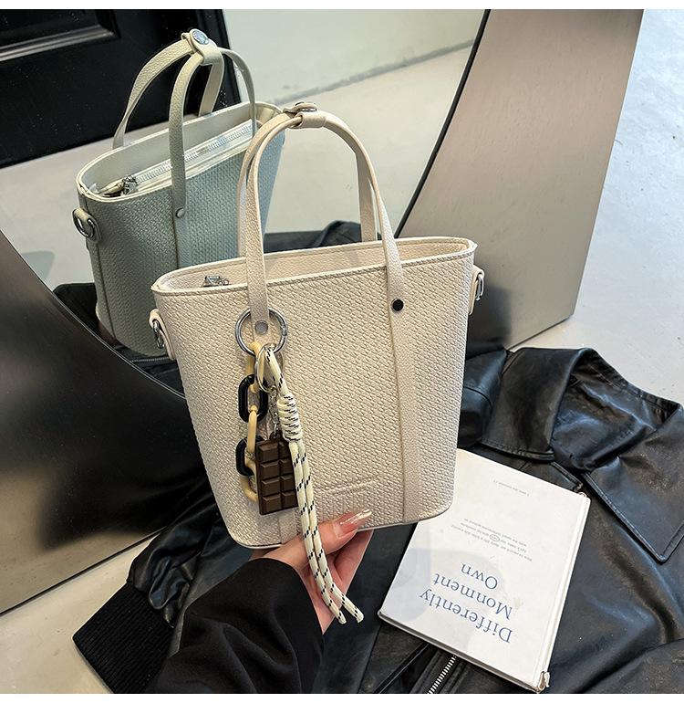 

Textured bucket bag, new large-capacity portable shoulder bag, niche versatile retro messenger bag.