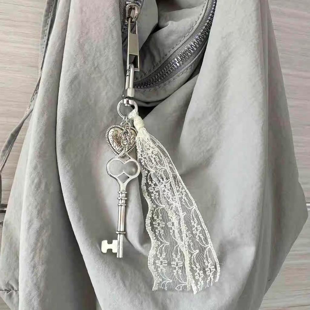 Fashionable Alloy Keychain with Love Heart Key Pendant Lace Charm Keying Bag Hanging Decoration for Women and Girls