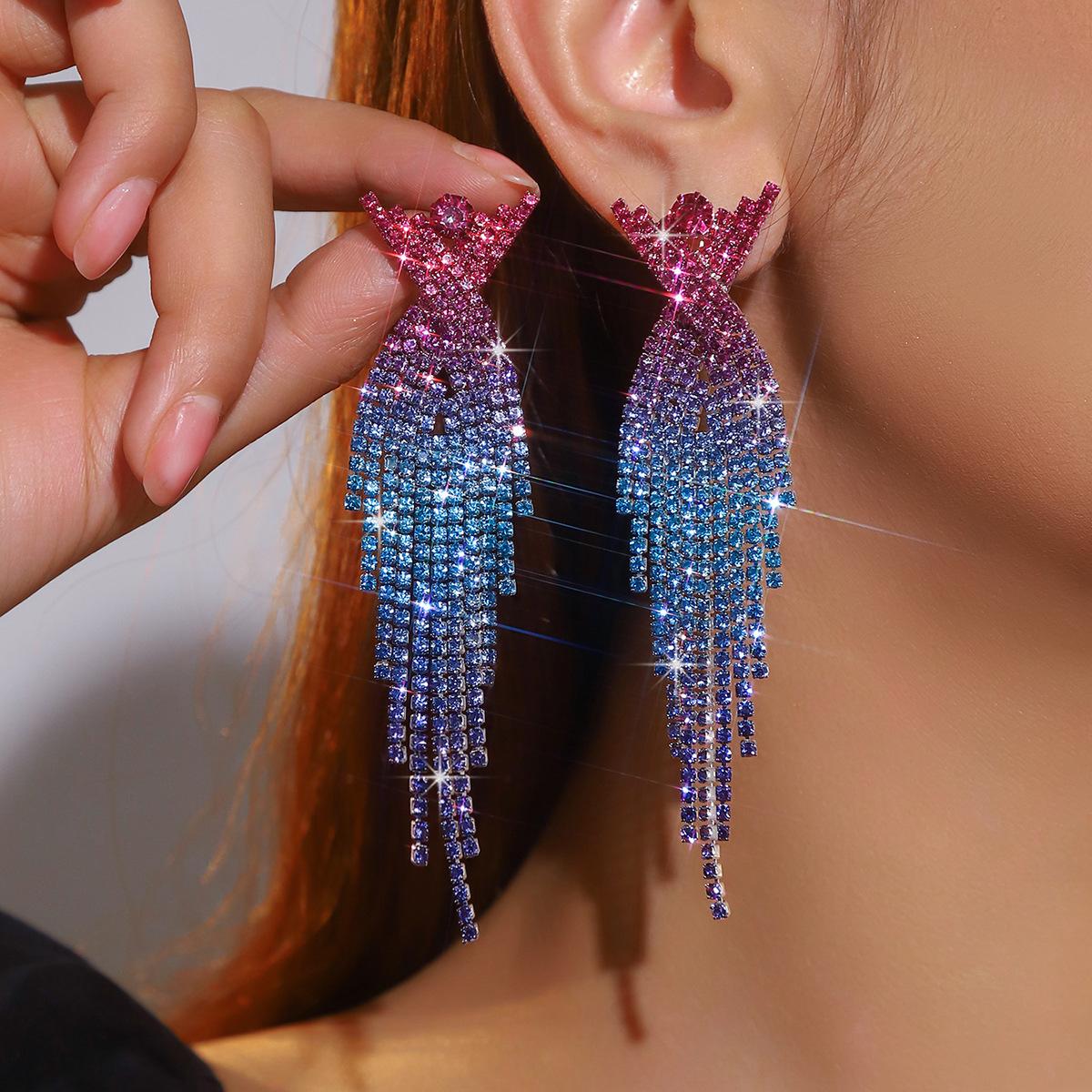 

Модные серьги-полукольца с синими стразами и бахромой в стиле тяжелой промышленности