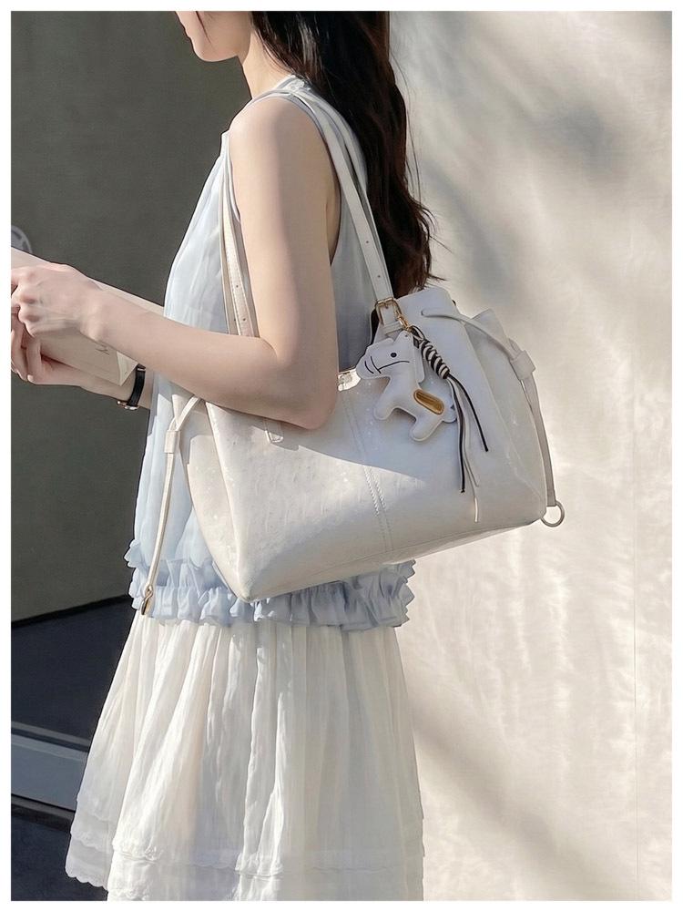 2026 Summer Exquisite Large Capacity Luxury Tote Bag - Stylish Single Shoulder and Hand-Held Design
