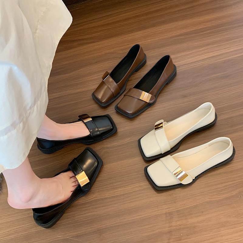 Retro britu stila metāla sprādzes vienvietīgie apavi 2025. gada jauni kvadrātveida galvas mīkstas zoles ērti mokasīni sieviešu viena pedāļa mazi ādas apavi