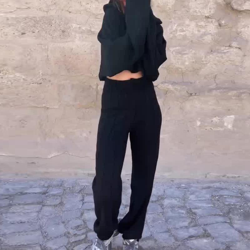 

Женский комплект из двух предметов на осень/зиму 2024: укороченный топ с рукавами «летучая мышь» и длинные брюки с высокой посадкой Small чёрный