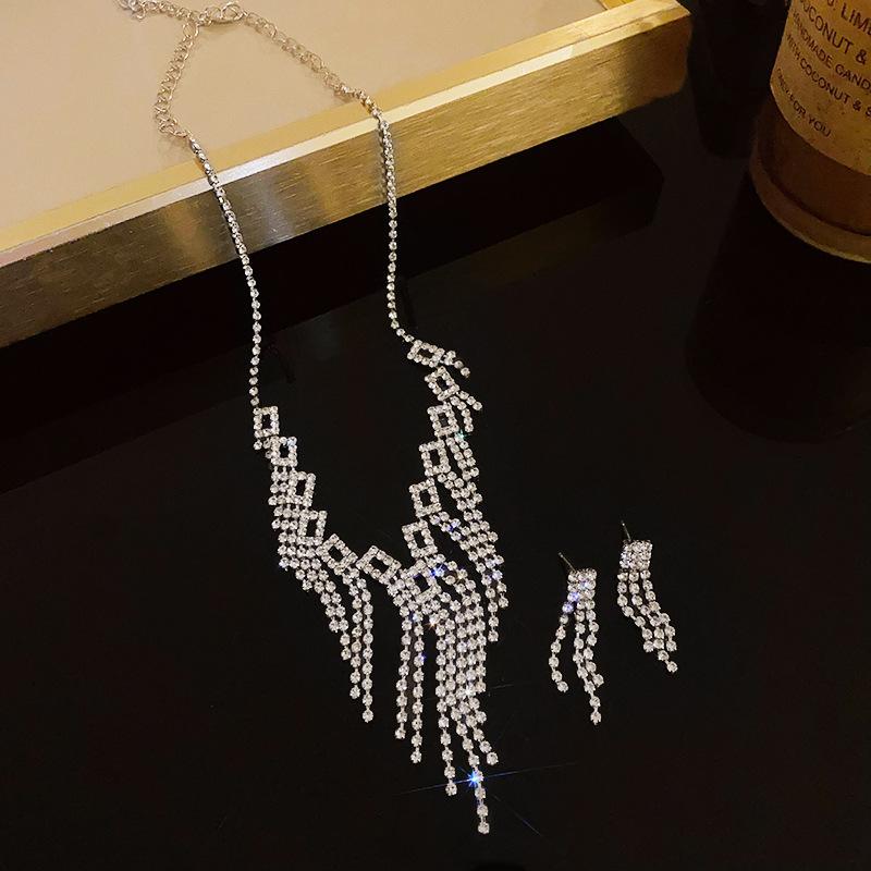 Diamond water drop geometric necklace women s European and American niche fashion design sense collarbone chain versatile jewelry