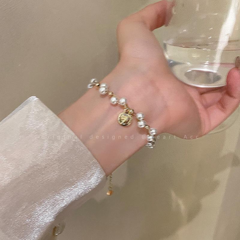 Retro Baroque Imitation Pearl Portrait Bracelet Female Niche Design Sense Hand String Couple Personality Temperament Hand Accessories