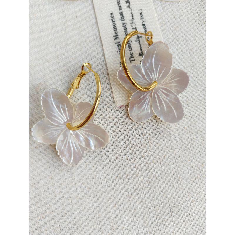 

Shell Carved Original Designer Model Handmade Bohemia Exaggerated Large Shell Earrings Earrings European and American Simple Style White