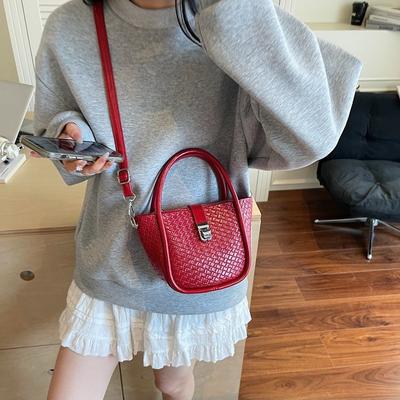 Popular Bag Women's 2025 Summer New Fashion Woven Pattern Hand Carrying Bucket Bag Simple Child and Mother Messenger Bag