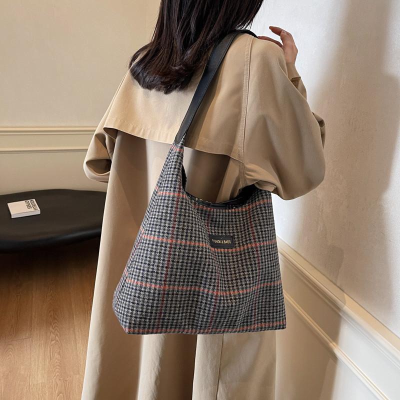 Trendy And Spacious Casual Tote Bag For Women With Unique Vintage Design And Soft Fabric