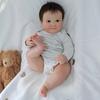Süße große realistische dicke Bebe Reborn-Puppen JUNE Awake 60 cm Stoffkörper Lebendige, kuschelige Neugeborenenpuppe Cosplay Junge Babyspielzeugpuppe Lebensechte Simulationspuppen