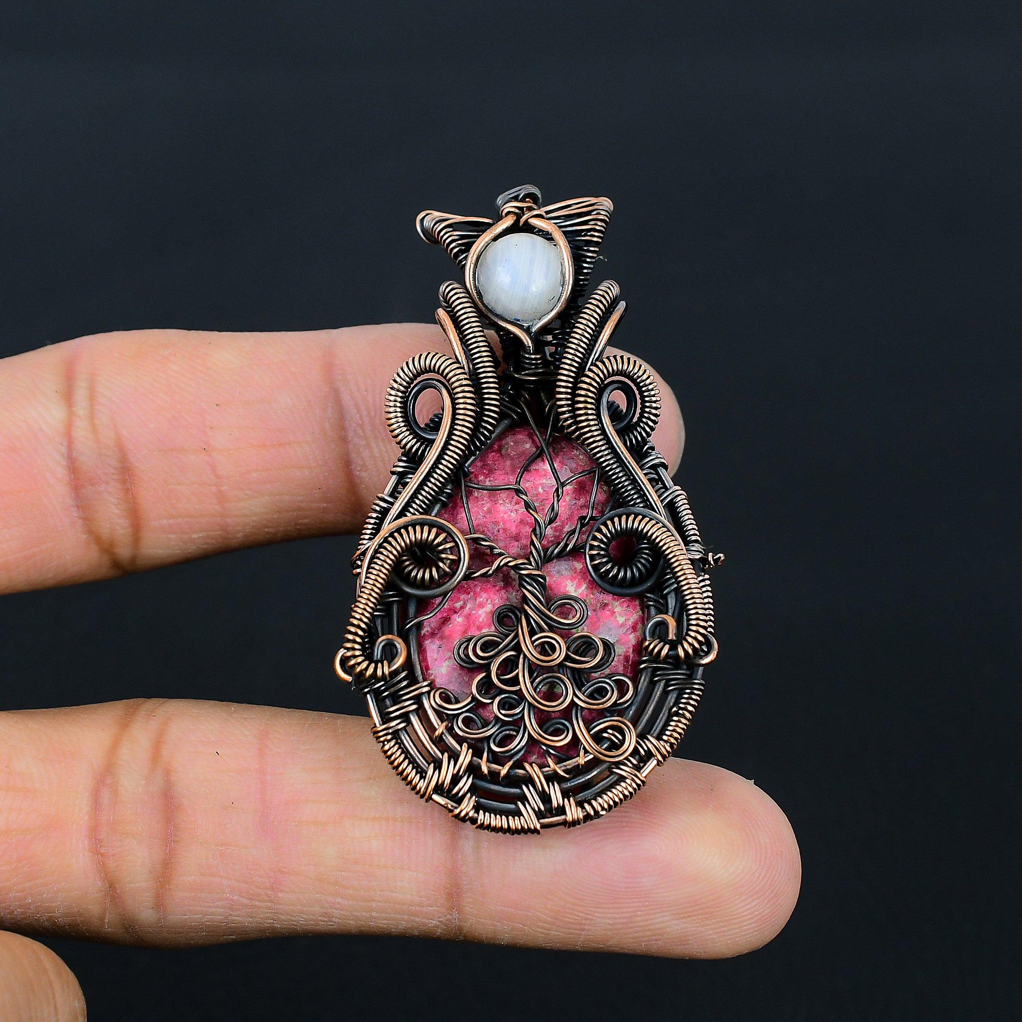 

Удивительный кулон ручной работы из чистого медного камня с драгоценными камнями Тулит и лунный камень, обернутый ювелирными изделиями 2.56 Inches розовый