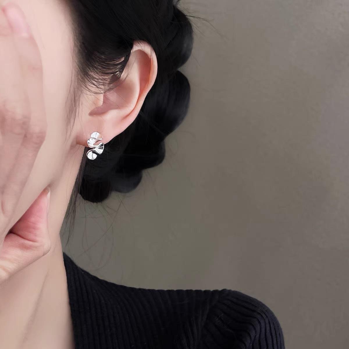 Неправильные серьги с холодным ветром для женщин, легкая роскошь, винтажный минималистичный дизайн, повседневные универсальные серьги