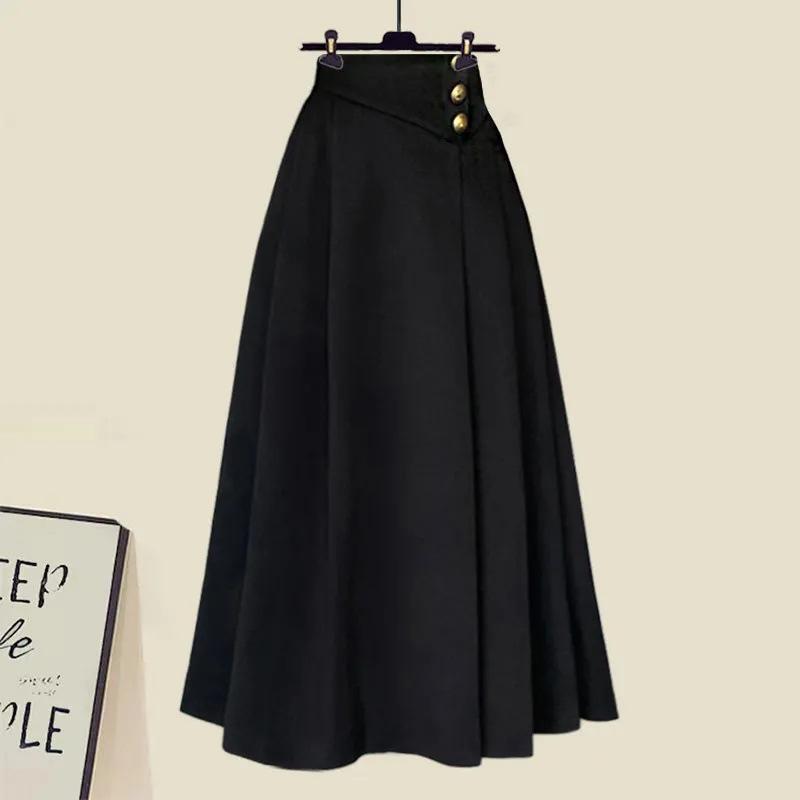 "Frühjahr 2025 Damenmode: Anti-Aging-Set aus lockerem Pullover und Swingrock"