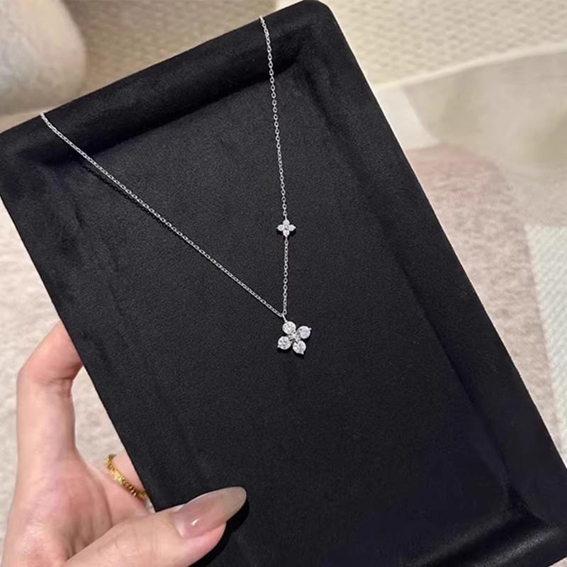 New Women's Four-Leaf Clover Necklace in Titanium Steel - High-End Light Luxury Streamlined Clavicle Chain