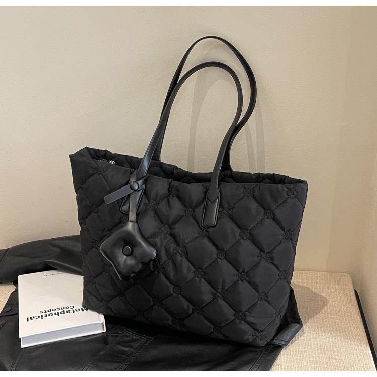 Light Cotton Clothes Bag Women's 2025 New Large-capacity Commuter Shoulder Armpit Bag Fashionable Versatile Diamond Tote Bag