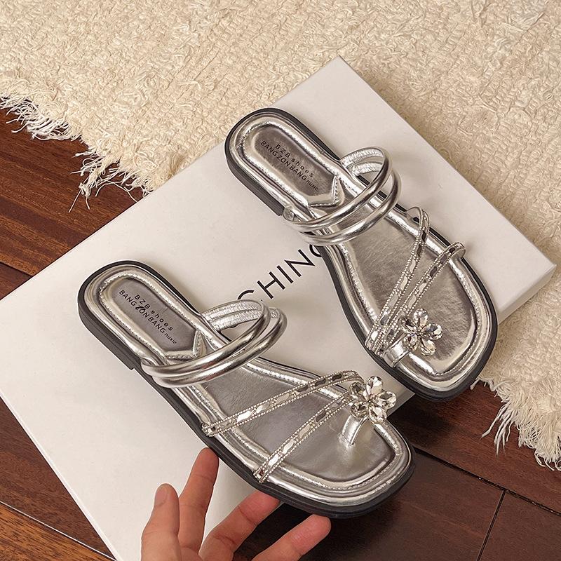 

Комплект шлепанцев с плоской подошвой и открытым носком для летней женской обуви, новинка с юбкой, пляжные шлепанцы с одним ремешком и стразами, с высоким чувством стиля 40 серебряный