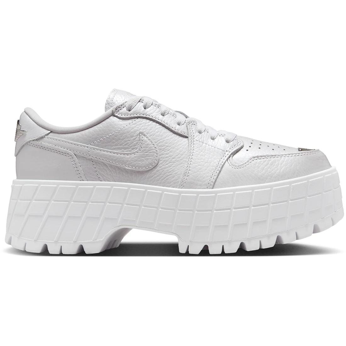 

Sneaker Jordan 1 Brooklyn Low White Metallic Silver (Women s)(HF3184-100) 40
