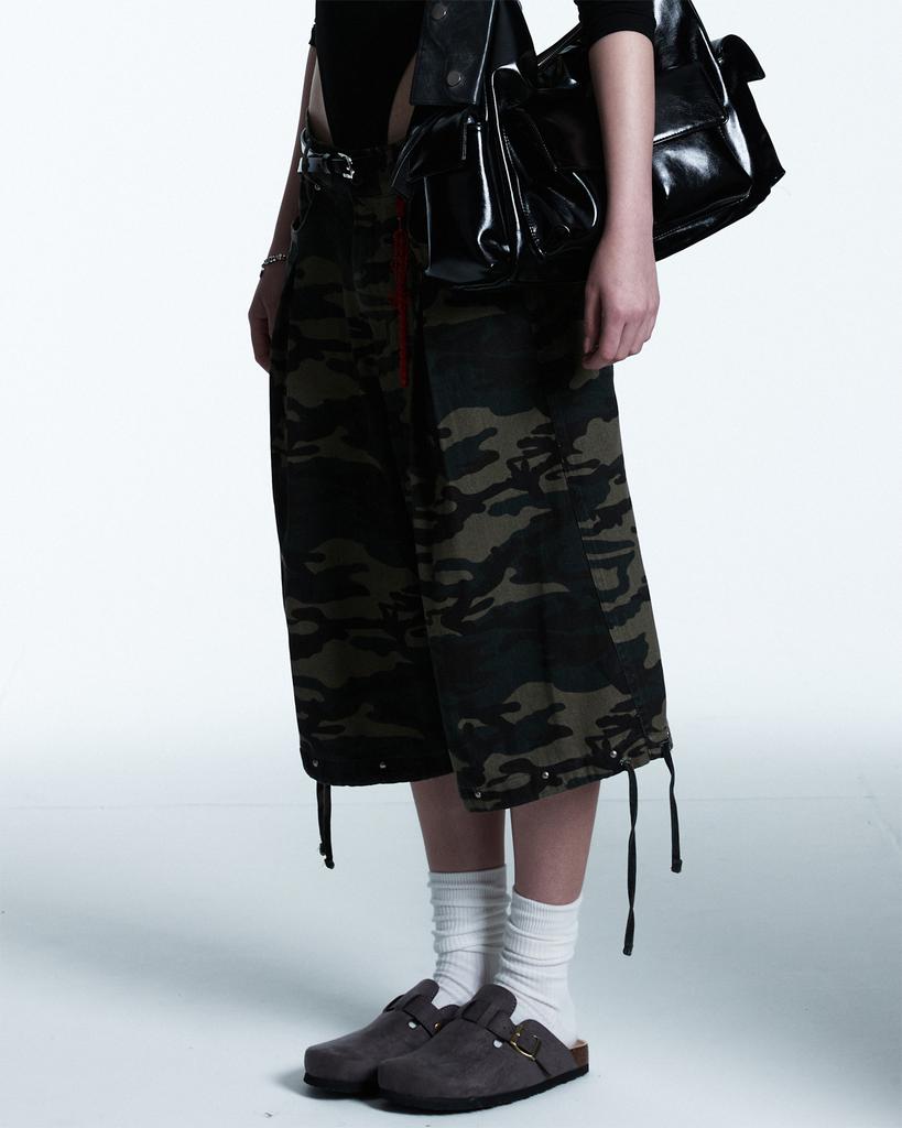 AAMBITION Inverted Pleated Riveted Bermuda Pants (Camo)