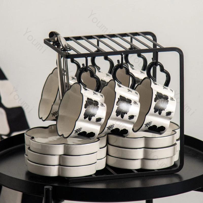 Tazas de café de cerámica de lujo ligeras, estilo retro, con flores exquisitas, para parejas, para el desayuno en casa, taza de leche de avena, taza de agua de alta gama para la oficina.