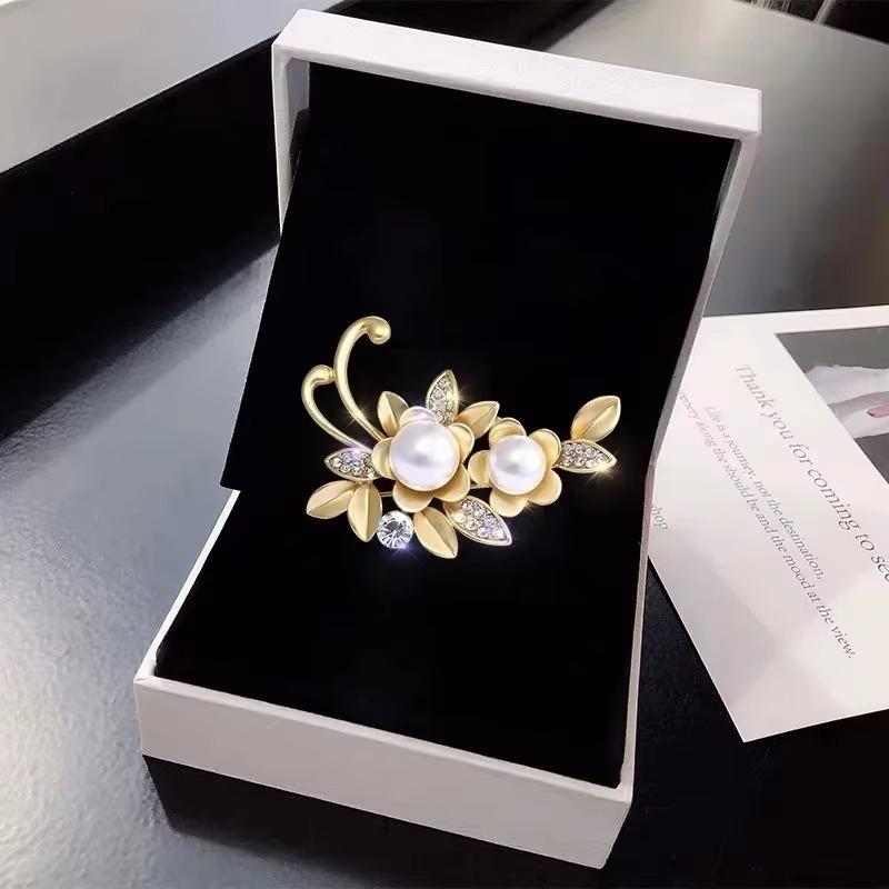 Fashion Pearl Flower Brooches for Women Rhinestone Leaves Metal Pins Clothing Daily Jewelry Accessories
