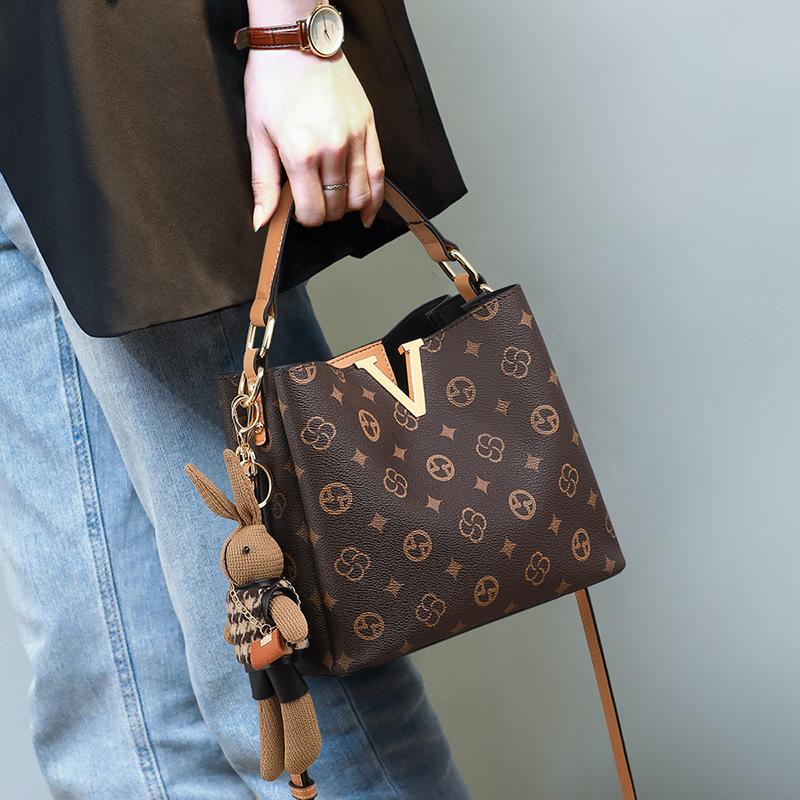 2025 New Bucket Bag for Women, Autumn and Winter Vintage High-End Commuter Shoulder Crossbody Bag Handbag Tote Bag