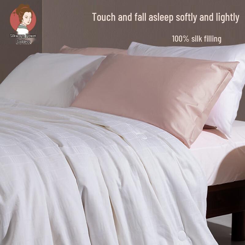 

SILKUEEN Rose Footprint All-Season Mulberry Silk Quilt